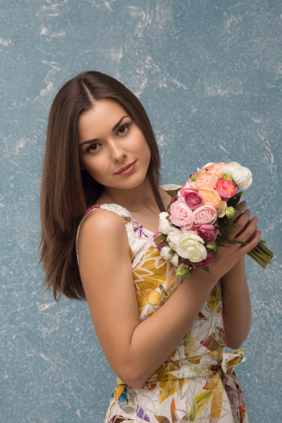 girl with bunch of flowers - Foto, Imagem