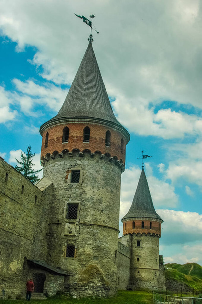 Вежа Кам'янець-Подільської фортеці на тлі хмарного неба влітку. - Фото, зображення