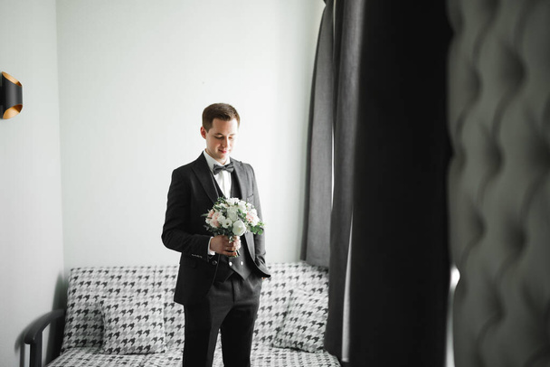 Beautiful man, groom posing and preparing for wedding - Valokuva, kuva