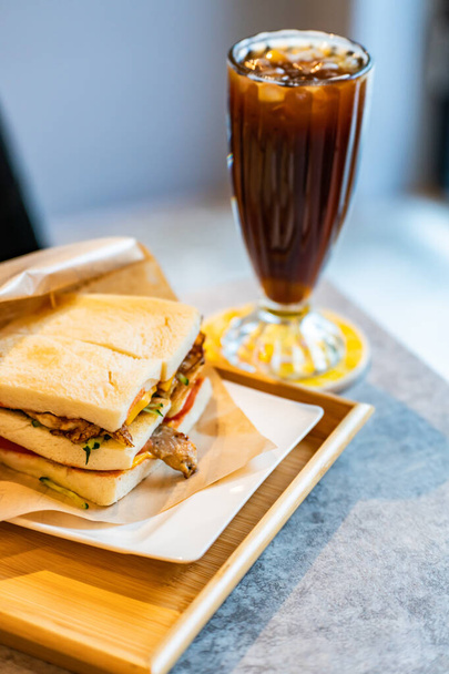 Ice americano, sandwich, lekker gerookt rundvlees panino - Foto, afbeelding