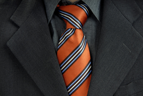 Egy üzletember öltönyt és piros nyakkendőt részlete - Fotó, kép