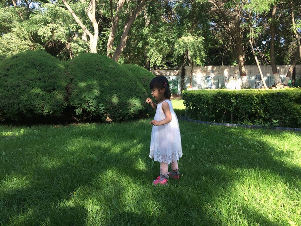 little girl playing with a toy - Фото, зображення