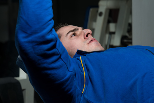 zdrowy młody człowiek robi ćwiczenia klatki piersiowej - Zdjęcie, obraz