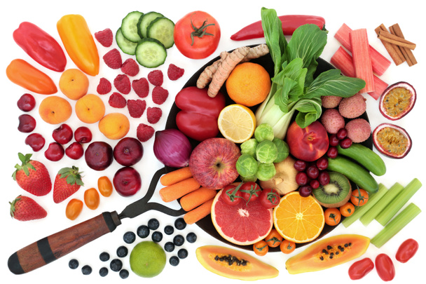 Healthy plant based fresh fruit & vegetables high in antioxidants that neutralise free radicals. Health food also high in dietary fibre, anthocyanins, vitamins, lycopene, minerals & carotenoids. Flat lay. - Foto, Imagem