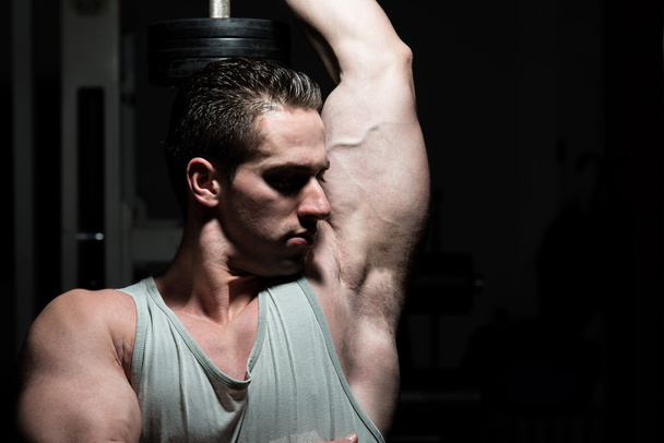 Muscular Man Exercising Triceps - Foto, Imagem