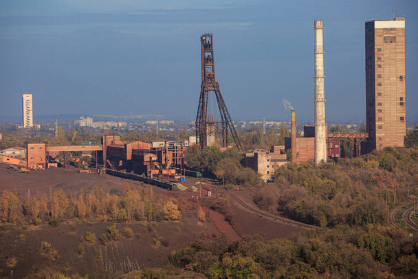 Una miniera di ferro nella stagione autunnale. Veduta generale della zona mineraria. - Foto, immagini