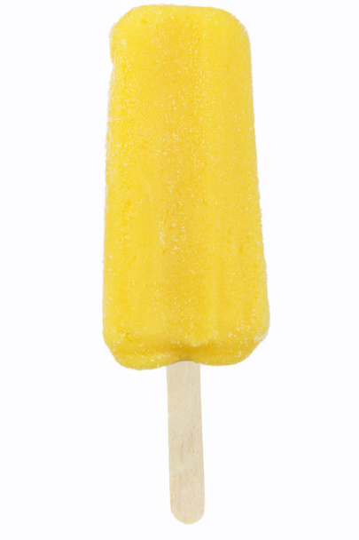 Keltainen jäätelö valkoisella pohjalla
 - Valokuva, kuva