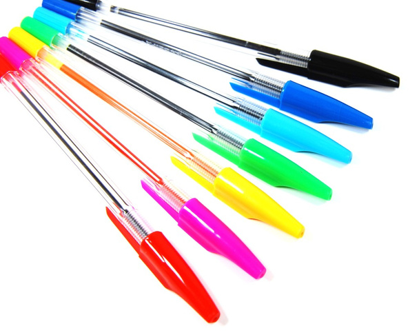 Набор цветные шариковые ручки изолированы на белом фоне
 - Фото, изображение