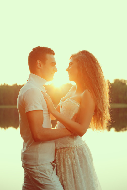 Liebespaar umarmt sich am See. Schönheit junge Frau und Mann in - Foto, Bild