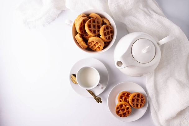 kopje koffie en koekjes op witte achtergrond - Foto, afbeelding