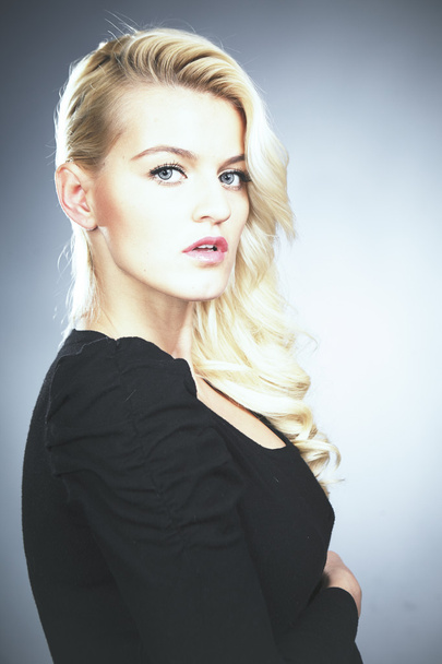 Nice blonde girl posing in studio - Valokuva, kuva