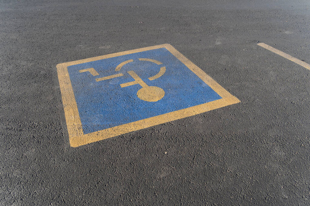 Blick auf einen Behindertenparkplatz an einem örtlichen Geschäft, auf dem keine Autos zu sehen sind - Foto, Bild