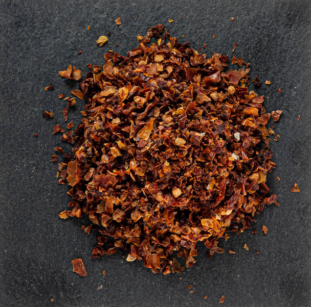 Gehackter duftender getrockneter Paprika, Gewürze zum Kochen, Makrofotografie - Foto, Bild