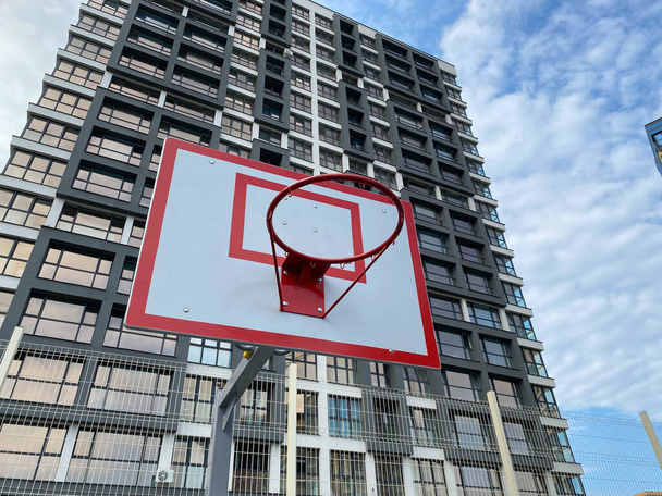 Leerer Straßenbasketballplatz. Für Konzepte wie Sport und Bewegung und gesunden Lebensstil. - Foto, Bild
