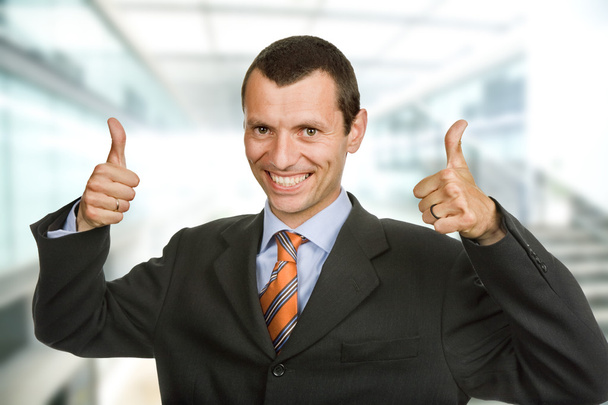 młody biznes szczęśliwy człowiek Wyświetlono kciuk w - Zdjęcie, obraz