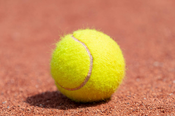 テニス粘土のコートでテニスボール。プロスポーツのコンセプト - 写真・画像