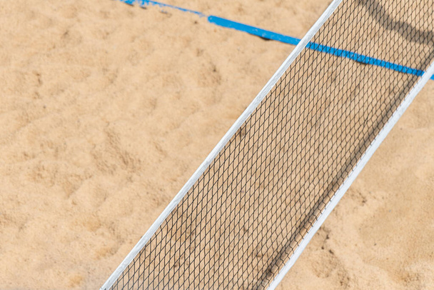 Voleibol playa y red de tenis de playa en el fondo de la arena. Concepto deportivo de verano - Foto, imagen