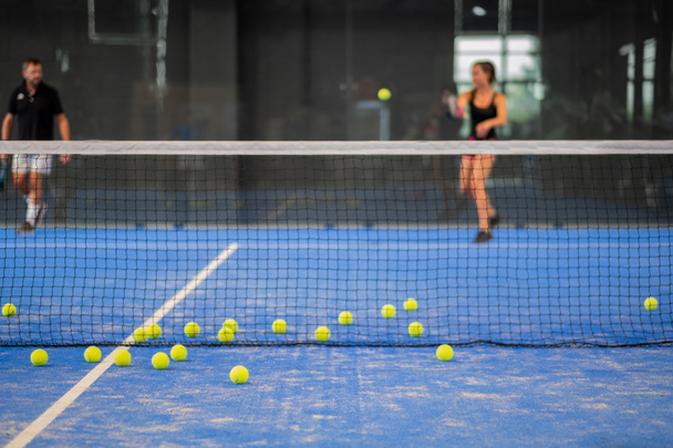 Jugar padel en pista de tenis cubierta - Foto, Imagen