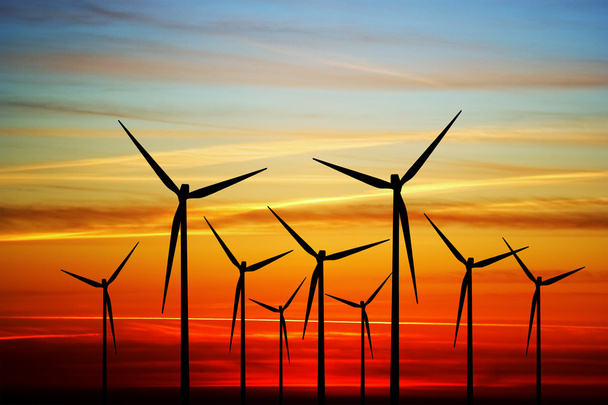 Moinho de vento ao pôr-do-sol
 - Foto, Imagem