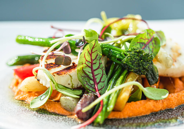 Υγιεινή συνταγή, βιολογικά τρόφιμα και χορτοφαγική σαλάτα μενού σε πολυτελές εστιατόριο, ζεστά λαχανικά με τυρί, χόρτα και βότανα σερβίρονται στο πιάτο - Φωτογραφία, εικόνα