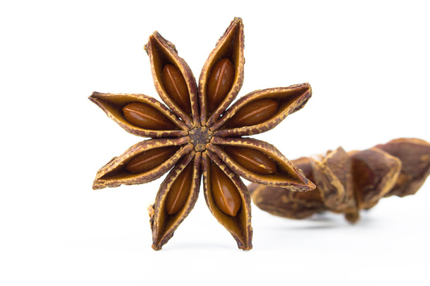 Anís estrellado, especia badiana aislada sobre fondo blanco
 - Foto, Imagen