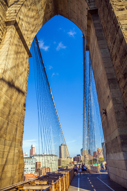 people at Brooklyn Bridge in New York - Foto, Imagen