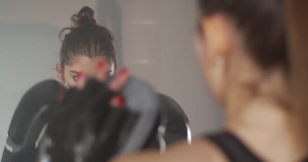 zbliżenie dwie dziewczyny boks w siłownia - Materiał filmowy, wideo