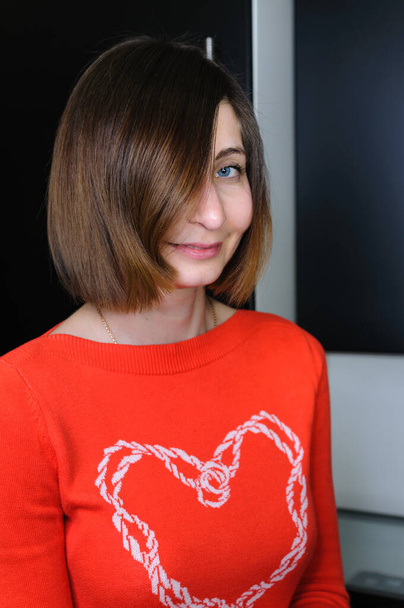 Portrait of young woman with blue eyes with bob haircut in casual clothes indoors - Foto, imagen