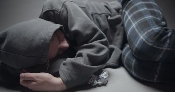 Jeune garçon étendu et essayant de ne pas pleurer à propos de la douleur en lui - Séquence, vidéo