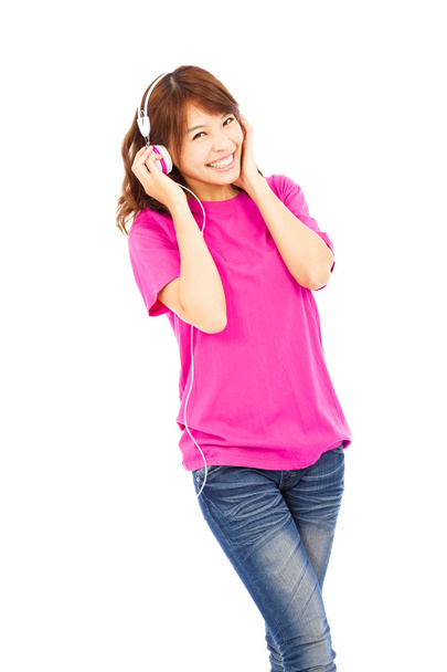 heureux jeune fille écoute et tenant l'écouteur
 - Photo, image