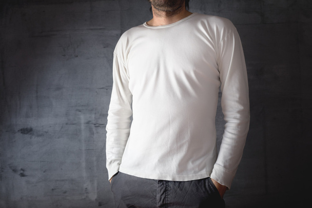 Man in blank white t-shirt - Foto, imagen