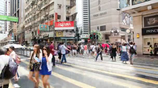 CAUSEWAY BAY, HONG KONG - 31 de maio de 2014: lapso de tempo de pedestres e tráfego de automóveis cruzando cruzamento ocupado na Times Square, em Causeway Bay Hong Kong. Causeway Bay é um destino turístico popular
 - Filmagem, Vídeo