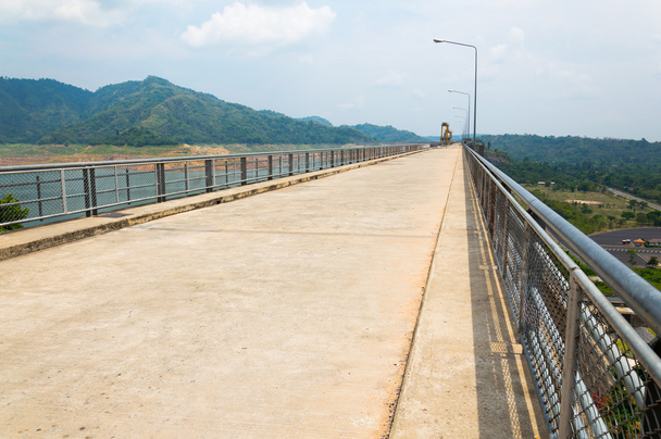 ナコーン ・いや khundanprakanchon ダムの川と山の裏側 - 写真・画像