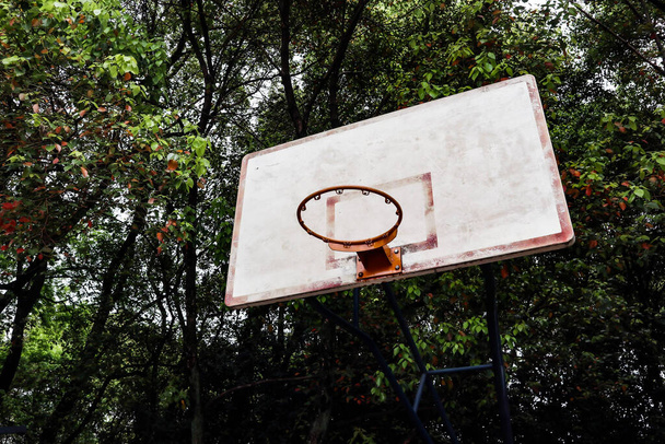 Αυτό είναι ένα παλιό στεφάνι μπάσκετ. - Φωτογραφία, εικόνα