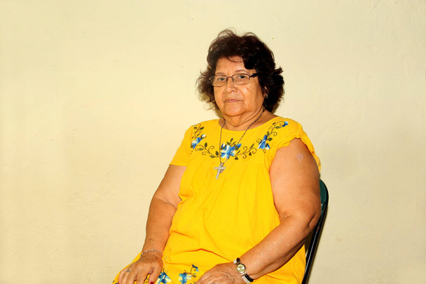 Коренная латиноамериканская пожилая женщина получила вакцину Ковид-19 - Фото, изображение