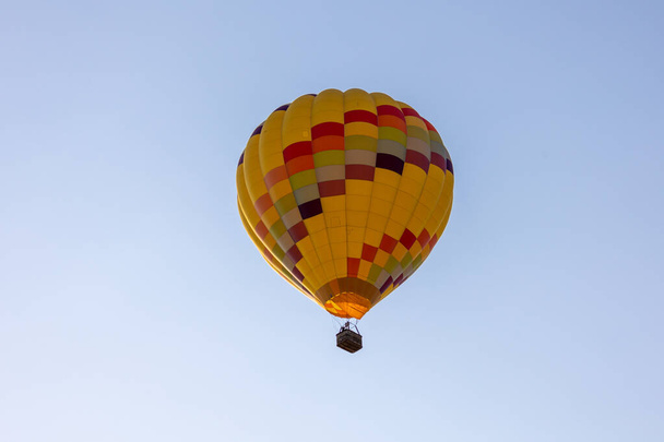 Цветные воздушные шары над голубым небом - Фото, изображение