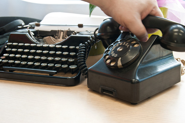 Telefone e máquina de escrever vintage
 - Foto, Imagem
