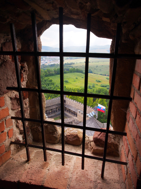 鉄格子の窓、Lubovna 城、スロバキアからのビュー - 写真・画像