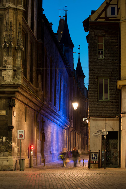 Rouen por la noche
 - Foto, imagen