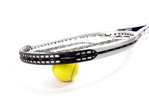 黄色いテニスボール ・ ラケットの白い背景で隔離 - 写真・画像