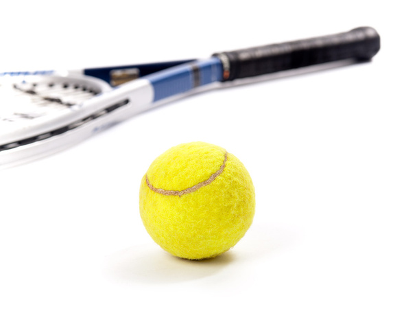 Balle de tennis jaune et raquette isolée sur fond blanc
 - Photo, image