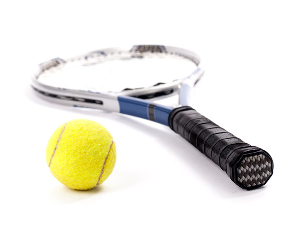 Pelota de tenis y raqueta amarillas aisladas sobre fondo blanco
 - Foto, imagen