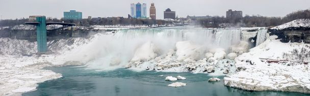 凍った滝 - 写真・画像