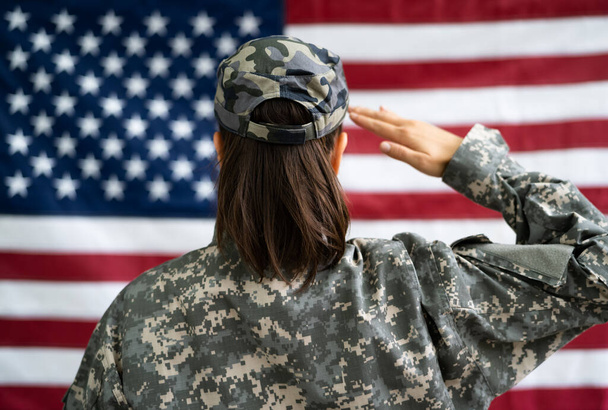 Amerikai Hadsereg Katona veterán portré a zászló ellen - Fotó, kép