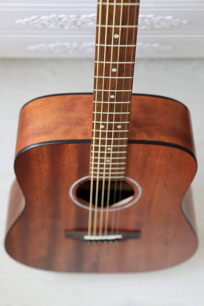 gyönyörű hangszer akusztikus gitár gyönyörű szögek - Fotó, kép