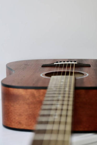 belo instrumento musical guitarra acústica ângulos bonitos - Foto, Imagem