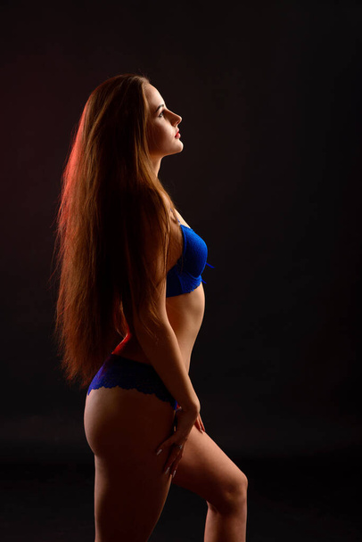 štíhlé opálené brunetka žena tělo přes šedé pozadí - Fotografie, Obrázek