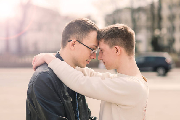 Ρομαντικό γκέι ζευγάρι στην πόλη, ομοφυλοφιλική αγάπη - Φωτογραφία, εικόνα