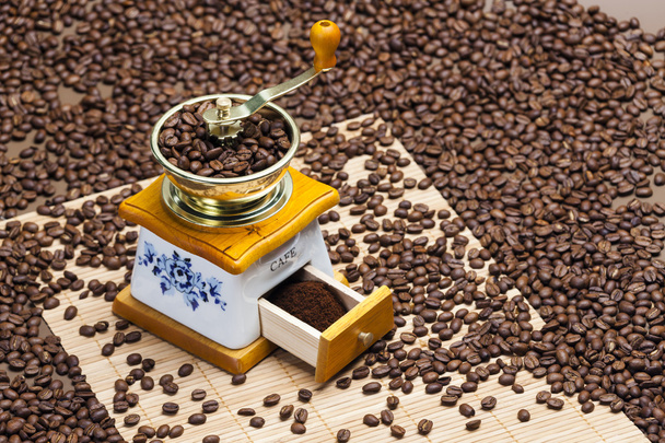 Molino con granos de café
 - Foto, imagen