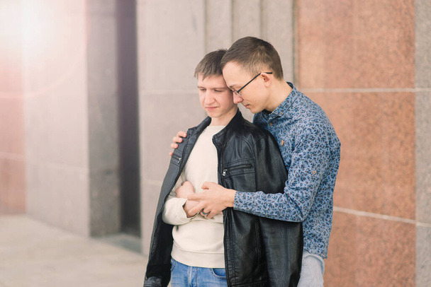Ρομαντικό γκέι ζευγάρι στην πόλη, ομοφυλοφιλική αγάπη - Φωτογραφία, εικόνα